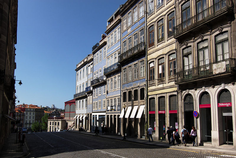 Rua da Mouzinho da Silveira visits the old city of Porto streets